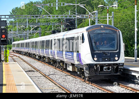 Crossrail-Klasse 345 auf der Elizabeth-Linie mit Passagier-All-Station-Service, Ankunft am neuen Bahnsteig Shenfield Essex von London Liverpool St. England Stockfoto