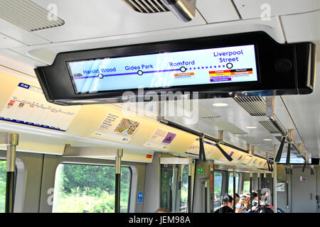 Neue Tfl Schiene Crossrail Kategorie 345 trainieren Elizabeth Linie voll Passagiere, die alle Station Service innen overhead elektronische Stationsdaten nach London anzeigen Stockfoto