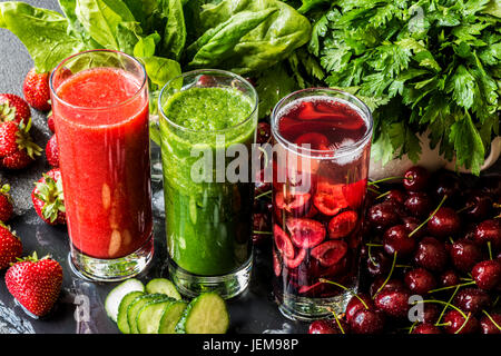 Erdbeer Smoothie. Detox Wasser mit Kirschen und grünen Smoothie mit Zutaten. Gesunde Entgiftung Getränke. Stockfoto