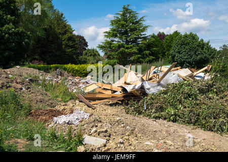 Flytipping on rural Land, illegale Mülldeponie, kent, großbritannien Stockfoto