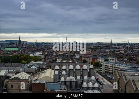 Die Guinness-Brauerei aus der Gravity Bar in das Lagerhaus, St. James Gate, Dublin, Irland. Stockfoto