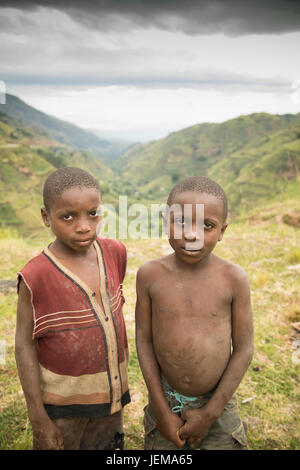 Arme Kinder im Ruwenzori-Gebirge, Uganda. Stockfoto