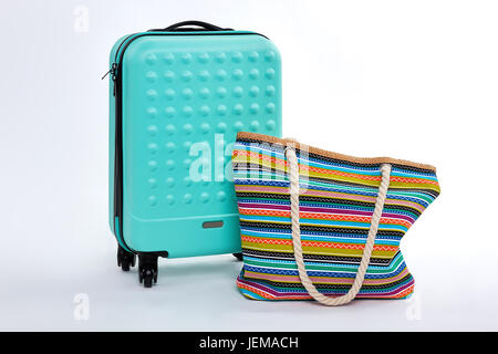 Modernen blauen Koffer, Strand Handtasche. Attribute der Sommerurlaub. Stockfoto