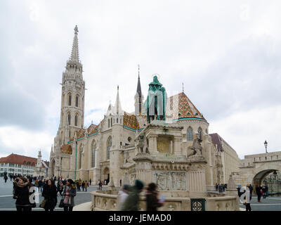 BUDAPEST, Ungarn - 20. Februar 2016: Matthias-Kirche ist eine römisch-katholische Kirche befindet sich in Budapest, Ungarn, vor der Fischerbastei am Stockfoto
