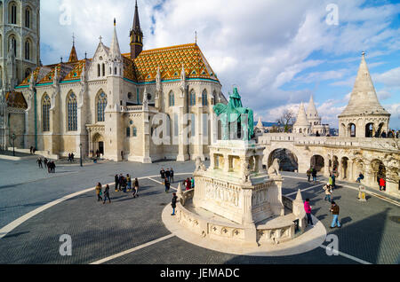 BUDAPEST, Ungarn - 20. Februar 2016: Matthias-Kirche ist eine römisch-katholische Kirche befindet sich in Budapest, Ungarn, vor der Fischerbastei am Stockfoto