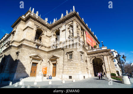 BUDAPEST, Ungarn - 22. Februar 2016: Ungarische Staatsoper ist ein Neo-Renaissance-Opernhaus befindet sich im Zentrum von Budapest. Stockfoto