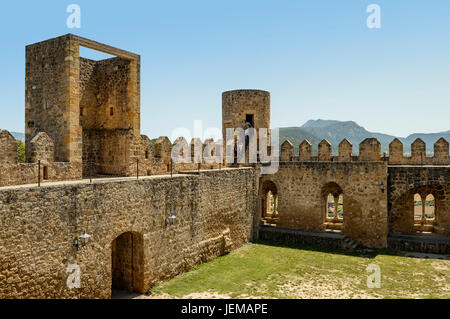 Festung aus dem zehnten Jahrhundert. Das Hotel liegt auf einem Felsen mit Blick auf das Tal von Tobalina in der Stadt Frias, Burgos Provinz Kastilien und Leon, Spanien, Eu Stockfoto