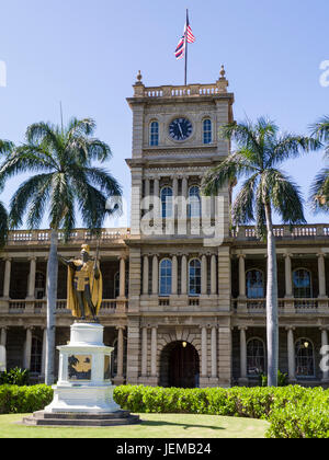 Kamehameha ich Statue in Honolulu: Uhrturm des Altbaus Justiz ist Enscribed in Hawaii: Ua Mau Ke Ea O Ka Aina I Ka Pono. Eine amerikanische Flagge und die Flagge von Hawaii fliegen oben. Das Gebäude ist ein beliebter Ort Schuss für die TV-Show Hawaii Five-O. Stockfoto