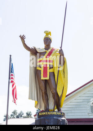 Original Kamehameha ich Statue: ein Original von der Kamehameha ich Statue ist auf dem Display an das Gemeindehaus in Kapaau auf der Big Island von Hawaii. Eine amerikanische Flagge Flanken des Königs Statue. Stockfoto