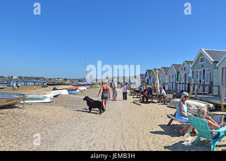 Weg entlang Strandhütten auf Mudeford Sandbänken, Hengistbury Head, Dorset, England Stockfoto