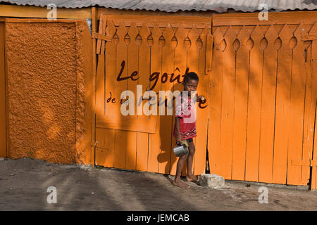 Junge vor einem Castel Bar, Morondava, Madagaskar Stockfoto