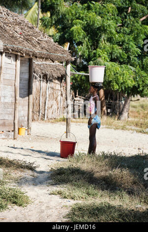 Mädchen tragen von Wasser in ihr Dorf nach Hause, Morondava, Madagaskar Stockfoto