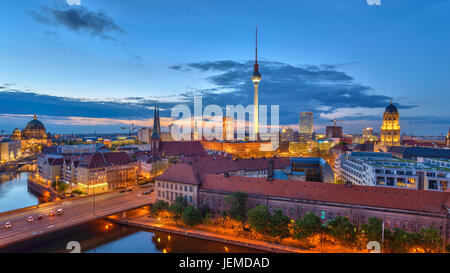 Berlin Panorama Skyline der Stadt bei Sonnenuntergang am Fluss Spree, Berlin, Deutschland Stockfoto