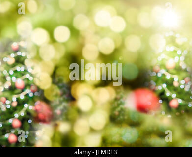 Abstrakt Weihnachtsbaum Hintergrund mit Bokeh Licht, Urlaub Hintergrund weichzeichnen Mock für Anzeige oder Montage des Designs. Stockfoto