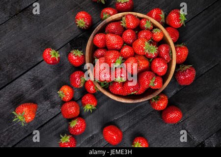 Erdbeeren auf Bllack hölzernen Hintergrund. Kopieren Sie Raum. Ansicht von oben Stockfoto
