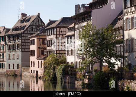 Straßburg, Frankreich; Stadtszene - alte Häuser an den Grachten am sonnigen Tag; Stockfoto