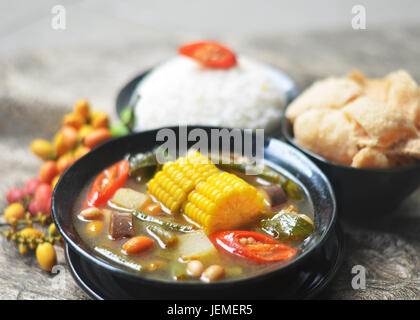 Sayur asem ist ein beliebter Indonesischen Gemüse im tamarind Suppe. Stockfoto