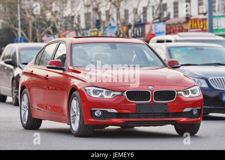 BMW 3er Reihe auf der Straße. BMW-Verkäufe im Jahr 2016 durch einen starken Wettbewerb geschlagen werden, Chinesische Wirtschaft und Durchgreifen auf auffallenden Verbrauchs verlangsamt. Stockfoto