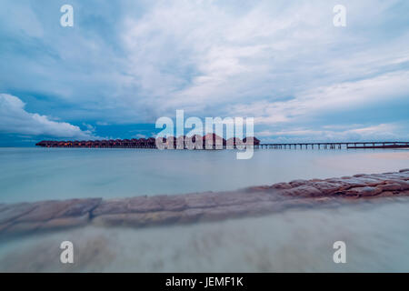 Dramatische Gewitterwolken und lange Belichtung Meerblick, Malediven Insel, Wasser Villas Resort Stockfoto