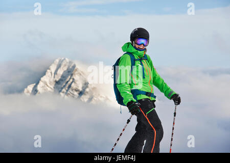 Glücklich Skifahrer auf Berg Stockfoto