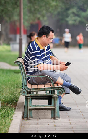 Im mittleren Alter übergewichtig Chinesisch in einem Park. Adipositas in China ist eine bedeutende Gesundheit betreffen, die mit der Adipositas größer als 20% in den großen Städten. Stockfoto