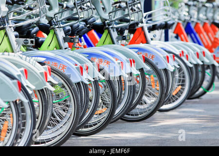 Öffentliche Bike Sharing Programm. Wuhan und Hangzhou öffentlichen Fahrrad Programme sind die größten der Welt, mit 90.000 und 60.000 Fahrräder. Stockfoto