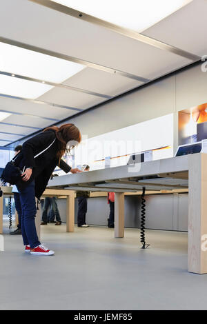 Innenraum der Apple Flagship Store, Peking. Apple ist eine ikonische Marke in China und spricht die Phantasie der jungen Generation. Stockfoto