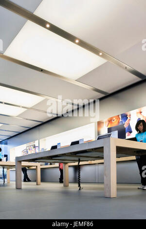 Apple Flagship Store in Peking. Apple ist eine der erfolgreichsten Marken in China, die für die Phantasie der jungen Generation spricht. Stockfoto