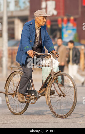 Chinesische älterer auf ein rostiges Fahrrad. Schätzungen setzt Chinas Anzahl der Senioren auf der weltweit größten. China könnte bis zu 400 Millionen Senioren haben bis 2050. Stockfoto