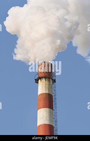 Alten Schornstein mit Tusk Schornstein vor blauem Himmel, Peking, China. Stockfoto