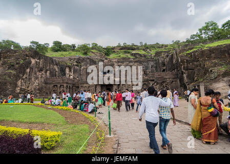 Besucher zu den Höhlen in Ellora, Bundesstaat Maharashtra in Indien Stockfoto