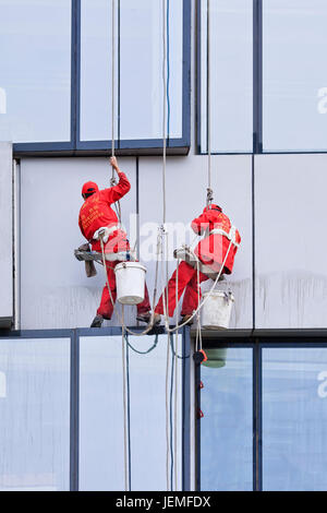 Peking - 28. APRIL 2009. Fensterputzer bei der Arbeit. Sie werden als Spider - Männer bekannt, weil sie ihr Leben zu einem einzigen Thread anvertrauen, von Hanf hergestellt. Stockfoto