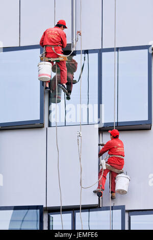 Peking - 28. APRIL 2009. Fensterputzer bei der Arbeit. Sie werden als Spider - Männer bekannt, weil sie ihr Leben zu einem einzigen Thread anvertrauen, von Hanf hergestellt. Stockfoto