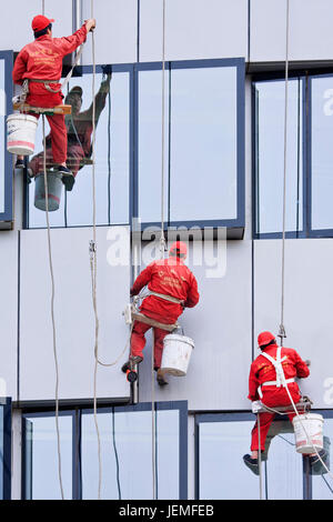 Peking - 28. APRIL 2009. Fensterputzer bei der Arbeit. Sie werden als Spider - Männer bekannt, weil sie ihr Leben zu einem einzigen Thread anvertrauen, von Hanf hergestellt. Stockfoto
