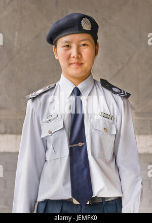 Peking - 28. SEPTEMBER 2012. Junge Polizistin in einer Uniform gekleidet posiert vor einer Wand. Stockfoto