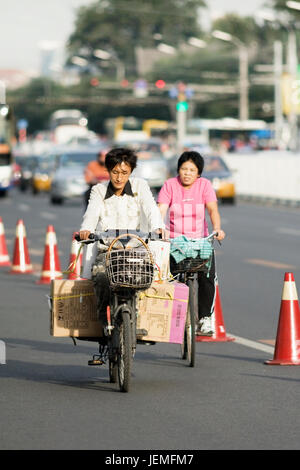 BEIJING-SEPT. 26, 2008. Mann auf e-Bike in Peking. Derzeit kaufen viele Peking Einwohner batteriebetriebenen Fahrräder, um Staus zu vermeiden Stockfoto