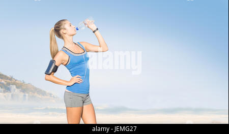 Zusammengesetztes Bild Fit Frau mit Wasser Stockfoto