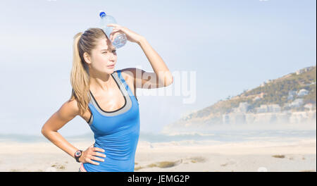 Zusammengesetztes Bild Fit Frau mit Wasser Stockfoto