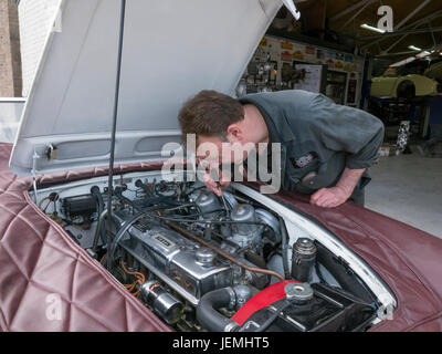 Klassische Kfz-Mechaniker arbeitet an einem Auto in der Werkstatt Stockfoto