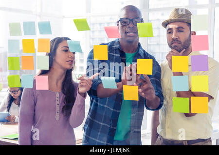 Geschäftsleute, die Planung über selbstklebende Noten Stockfoto