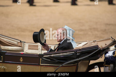 17. Juni 2017. Die Queen Geburtstag Parade in Horse Guards Parade Trooping die Farbe. Bildnachweis: Malcolm Park / Alamy. Stockfoto