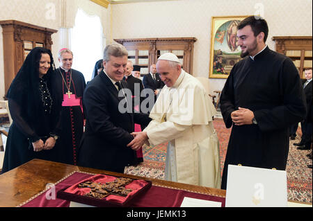 Francis Papst trifft sich mit Bulgariens Präsident Pansen Radev im Vatikan.  Mitwirkende: Papst Francis, Pansen Radev wo: Rom, Italien bei: Kredit-26. Mai 2017: IPA/WENN.com ** nur verfügbar für die Veröffentlichung in Großbritannien, USA, Deutschland, Österreich ** Stockfoto