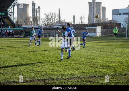 Lokalderby Fußballspiel zwischen Billingham Synthonia und Billingham Stadt in England, UK Stockfoto