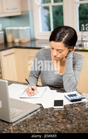Besorgt Brünette zählen Rechnungen Stockfoto