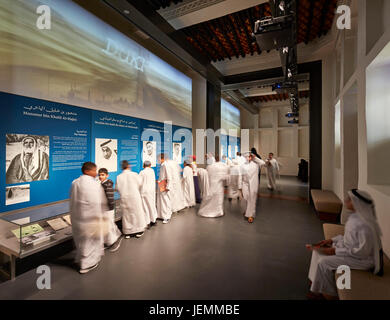 Ausstellungsraum mit Kindern. Gästehaus, Doha, Katar. Architekt: John McAslan und Partner, 2016. Stockfoto