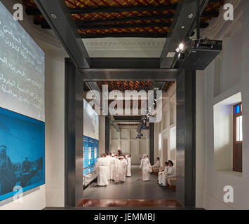 Ausstellungsraum mit Kindern. Gästehaus, Doha, Katar. Architekt: John McAslan und Partner, 2016. Stockfoto