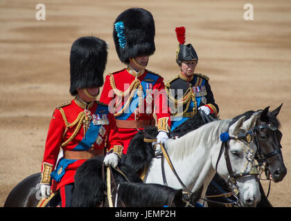 17. Juni 2017. Die Queen Geburtstag Parade in Horse Guards Parade Trooping die Farbe. Bildnachweis: Malcolm Park / Alamy. Stockfoto