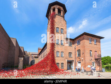 Derby Silk Mühle Mohn weinend Fenster Ausstellung von Paul Cummings bei Derby Silk Mühle Juni 2017 Derby Stadtzentrum Derbyshire England GB UK Europe Stockfoto