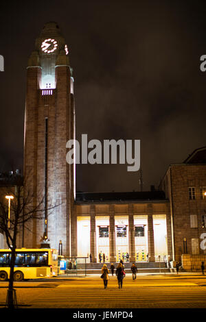 Beleuchtete Gebäude bei Nacht Stockfoto