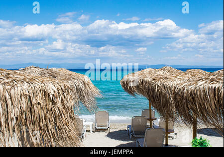 Stroh Sonnenschirme am Strand mit Blick aufs Meer Stockfoto